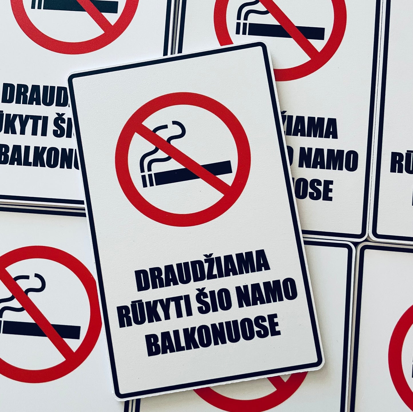 Šio namo balkonuose rūkyti draudžiama lipdukas