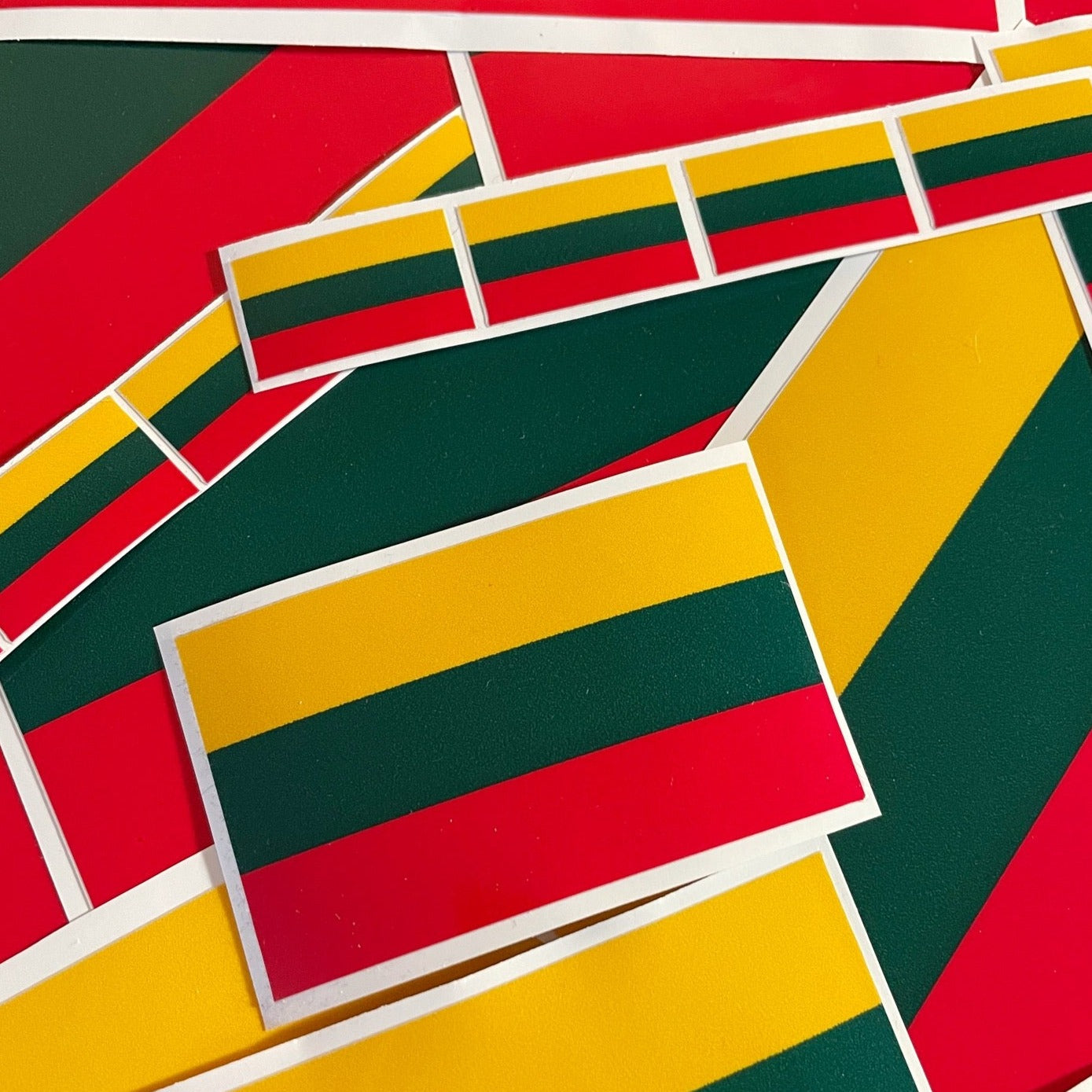 trispalvės lipdukai