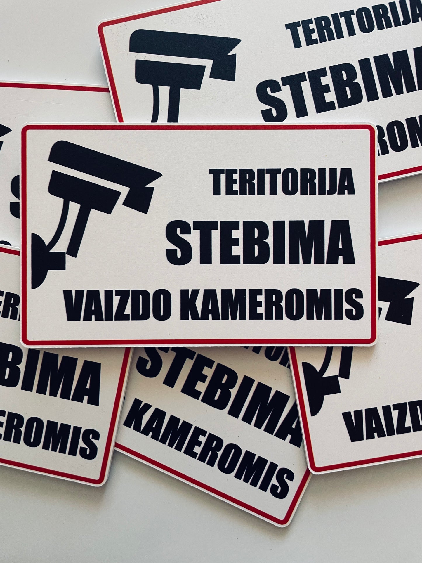Ženklas su užrašu "TERITORIJA STEBIMA KAMEROMIS"