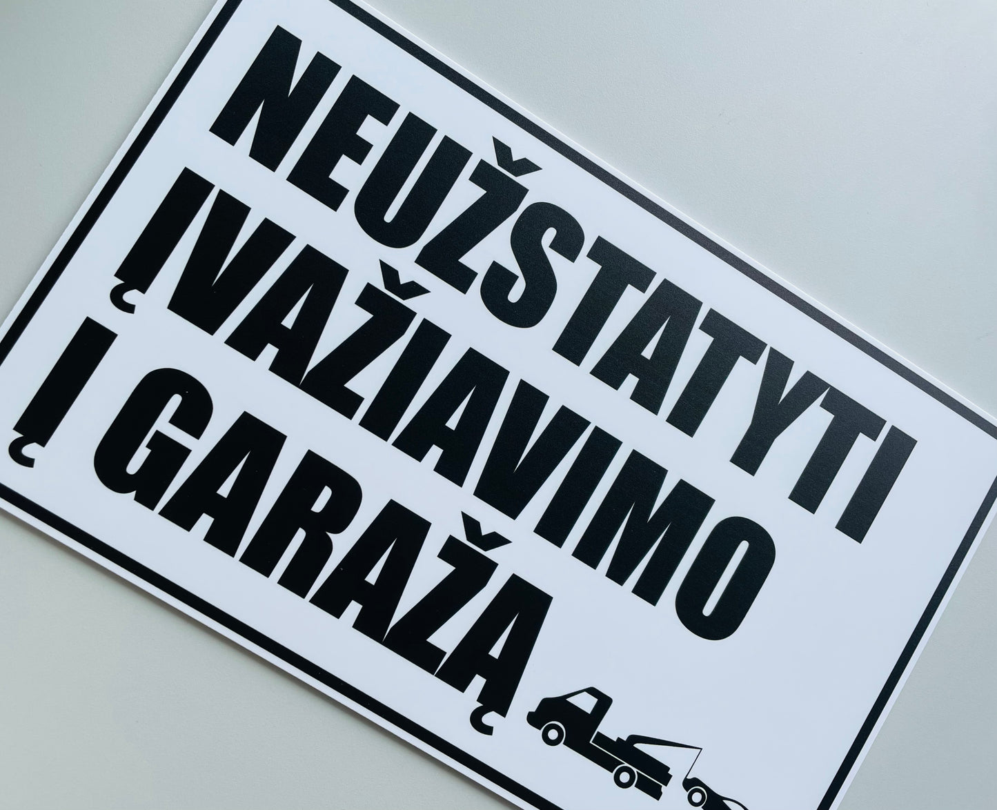 Ženklas su užrašu "NEUŽSTATYTI ĮVAŽIAVIMO Į GARAŽĄ"