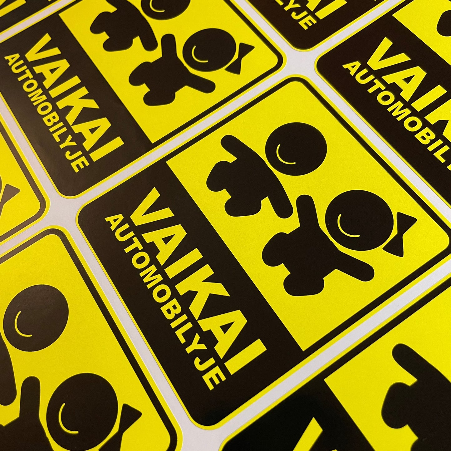Lipdukai-Vaikai-automobilyje