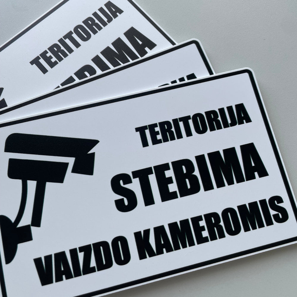 teritorija-stebima-kameromis-lentele-juoda-balta