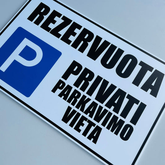 Ženklas su užrašu REZERVUOTA PRIVATI PARKAVIMO VIETA
