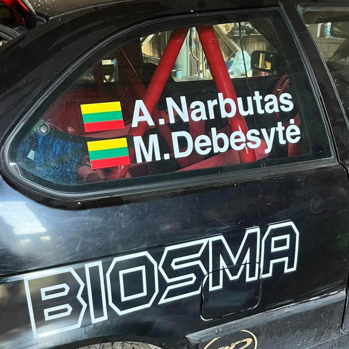 Balta-Pavarde-su-salies-veliava-lenktyniu-automobiliui-debesyte-narbutas-StickersLAB